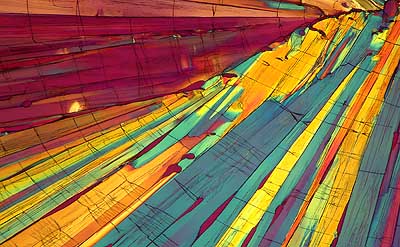 50 kb JPG microphoto of a benzoic acid crystal by Doug Craft